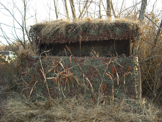 Bunker v lese s maskovacou sieťou
